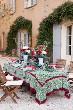 Couleur Nature Place Settings & Linens|Baies de houx Tablecloth in Red & Green
