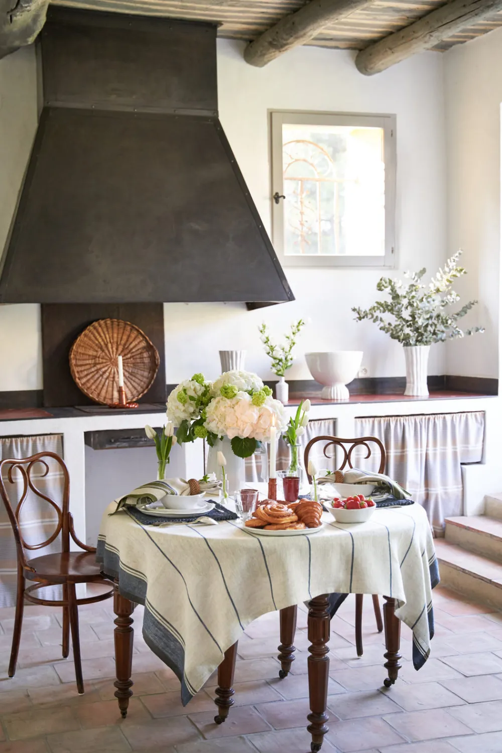 Caravan Place Settings & Linens|Eze 60x60 Tablecloth in Ivory & Blue