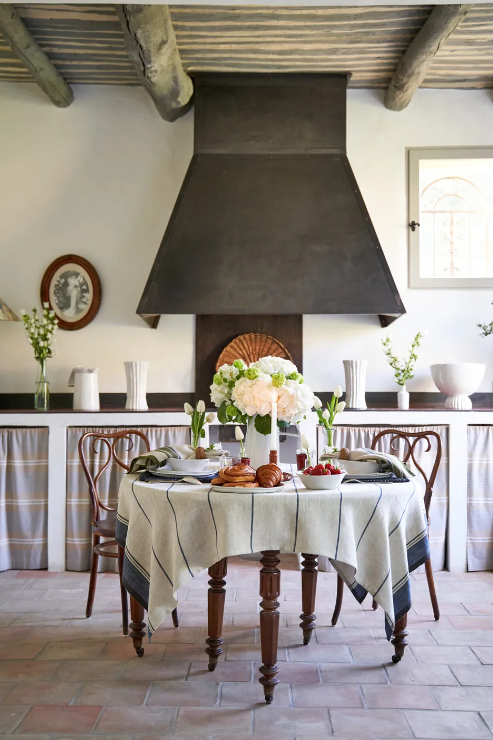 Caravan Place Settings & Linens|Eze 60x60 Tablecloth in Ivory & Blue