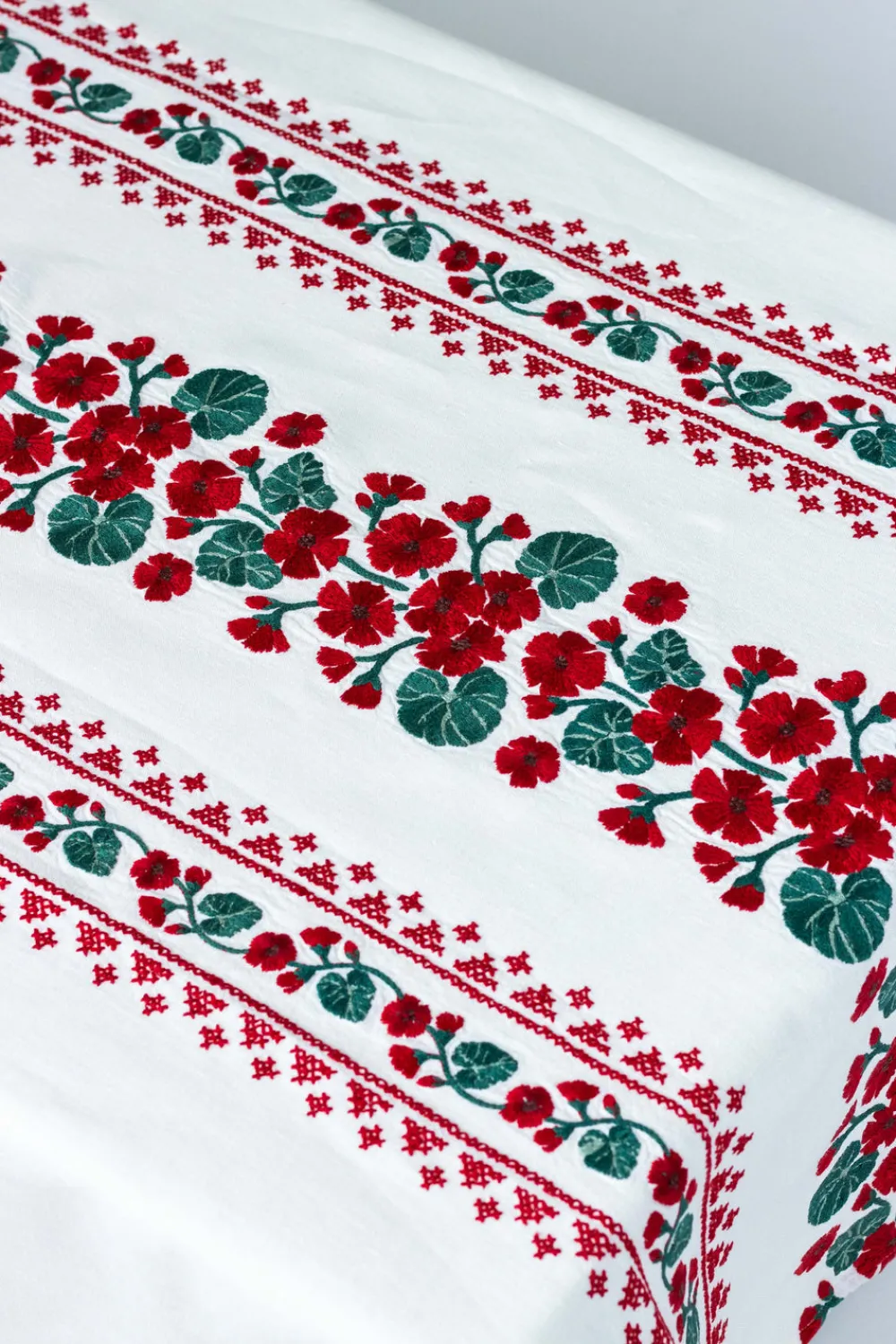 Esencial Hogar Place Settings & Linens|Geranio Rectangular Tablecloth