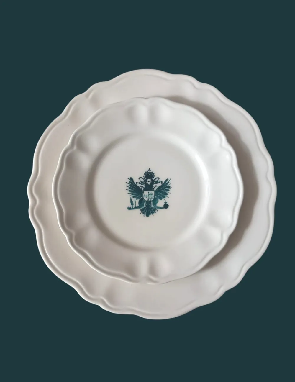 Sveva's Home Dinnerware|Hand-Painted Crest Plate, Set of 6