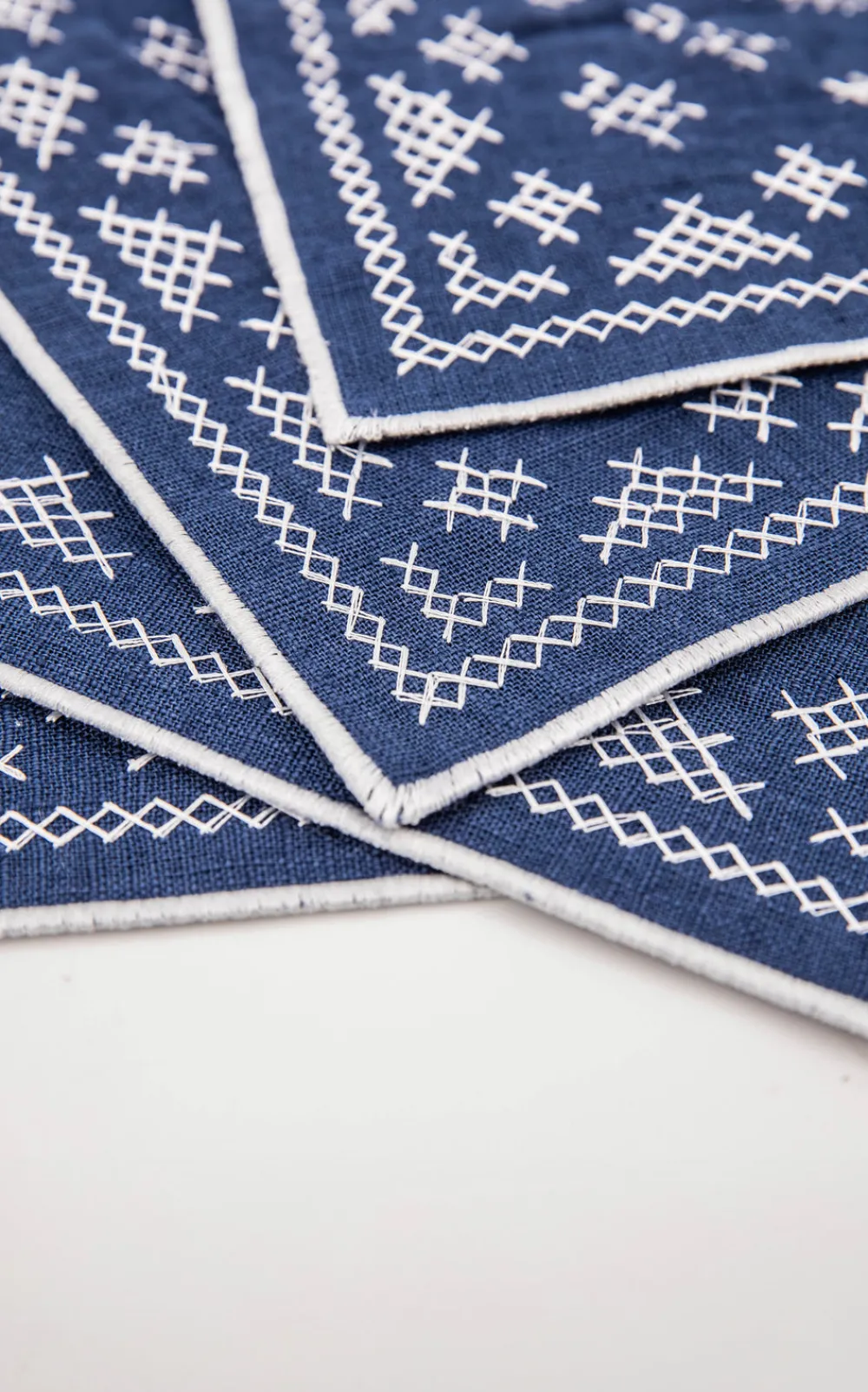 Esencial Hogar Place Settings & Linens|Pedralbes Placemats in Navy, Set of 4